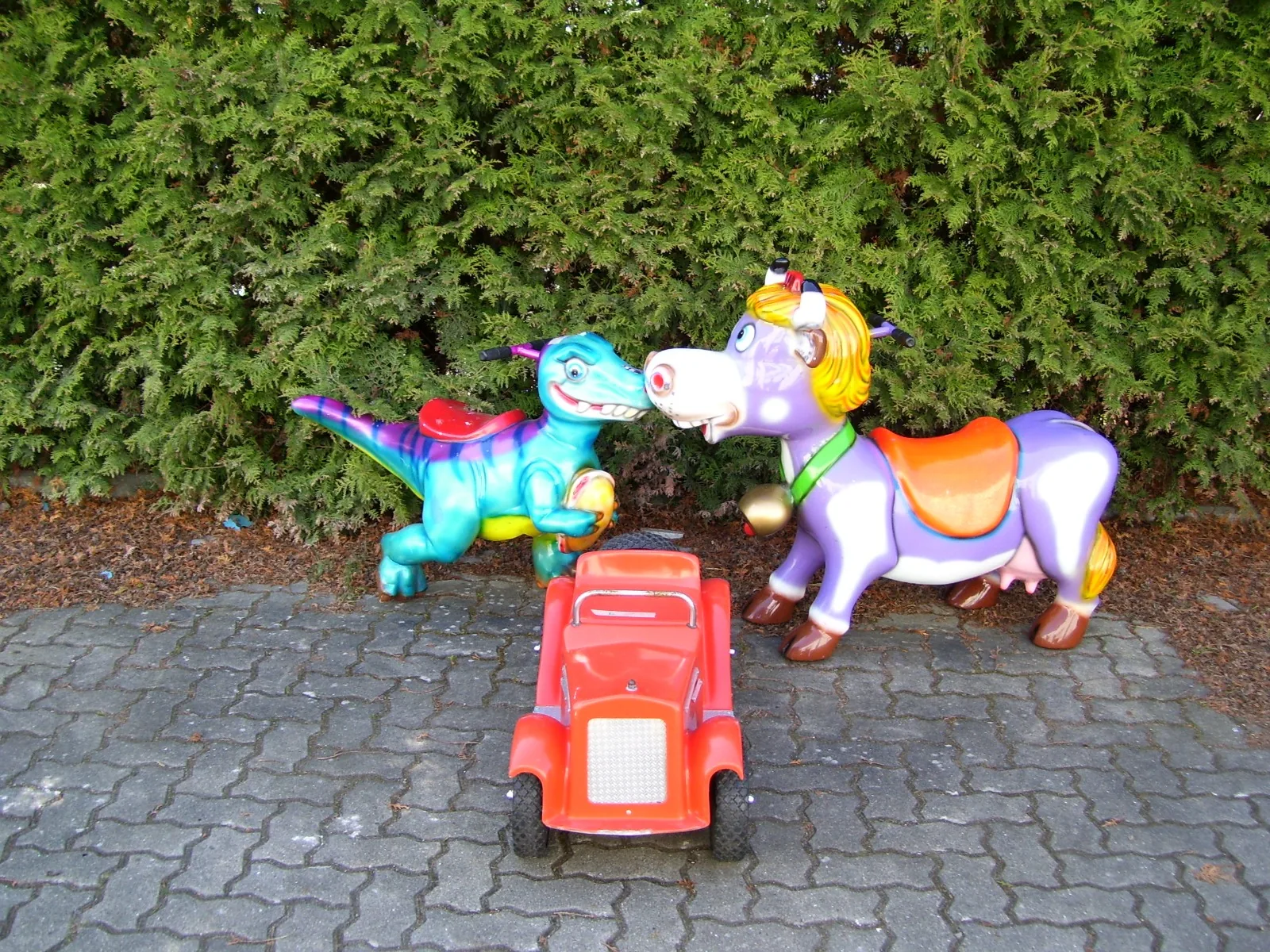 Dinosaurier, Pferd und Auto