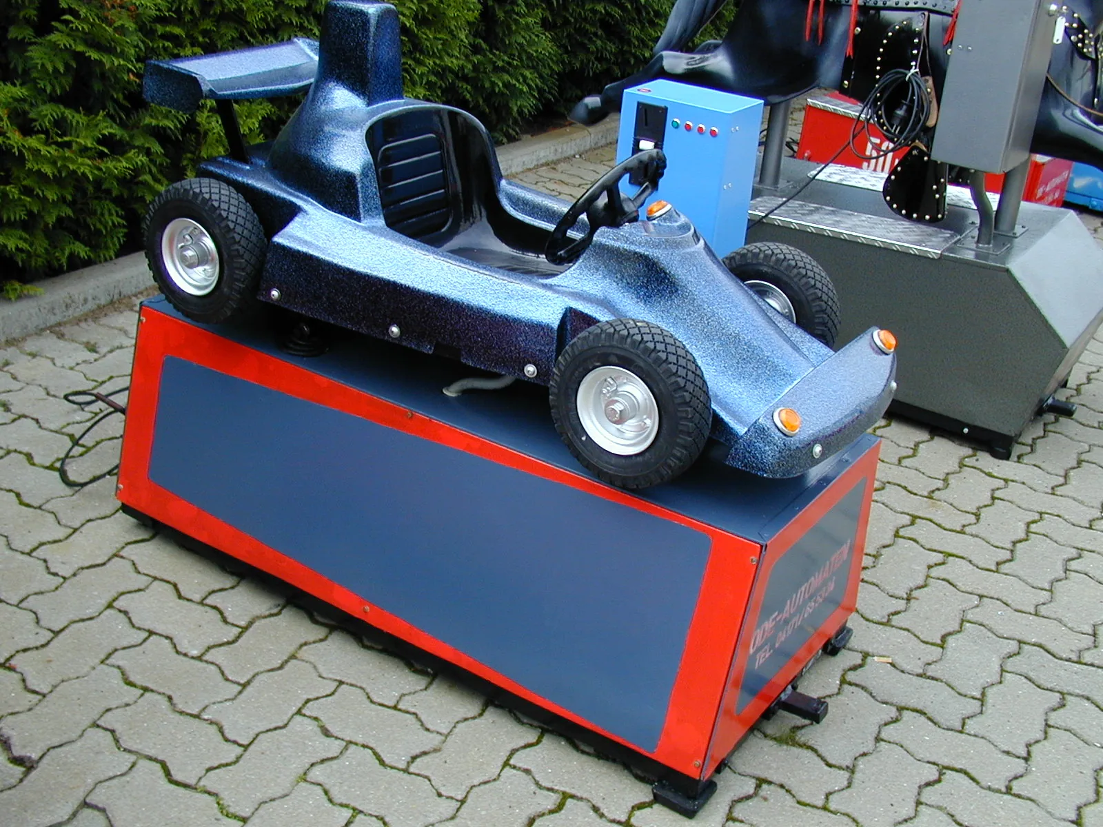 Blaues Go-Kart Fahrgeschäft