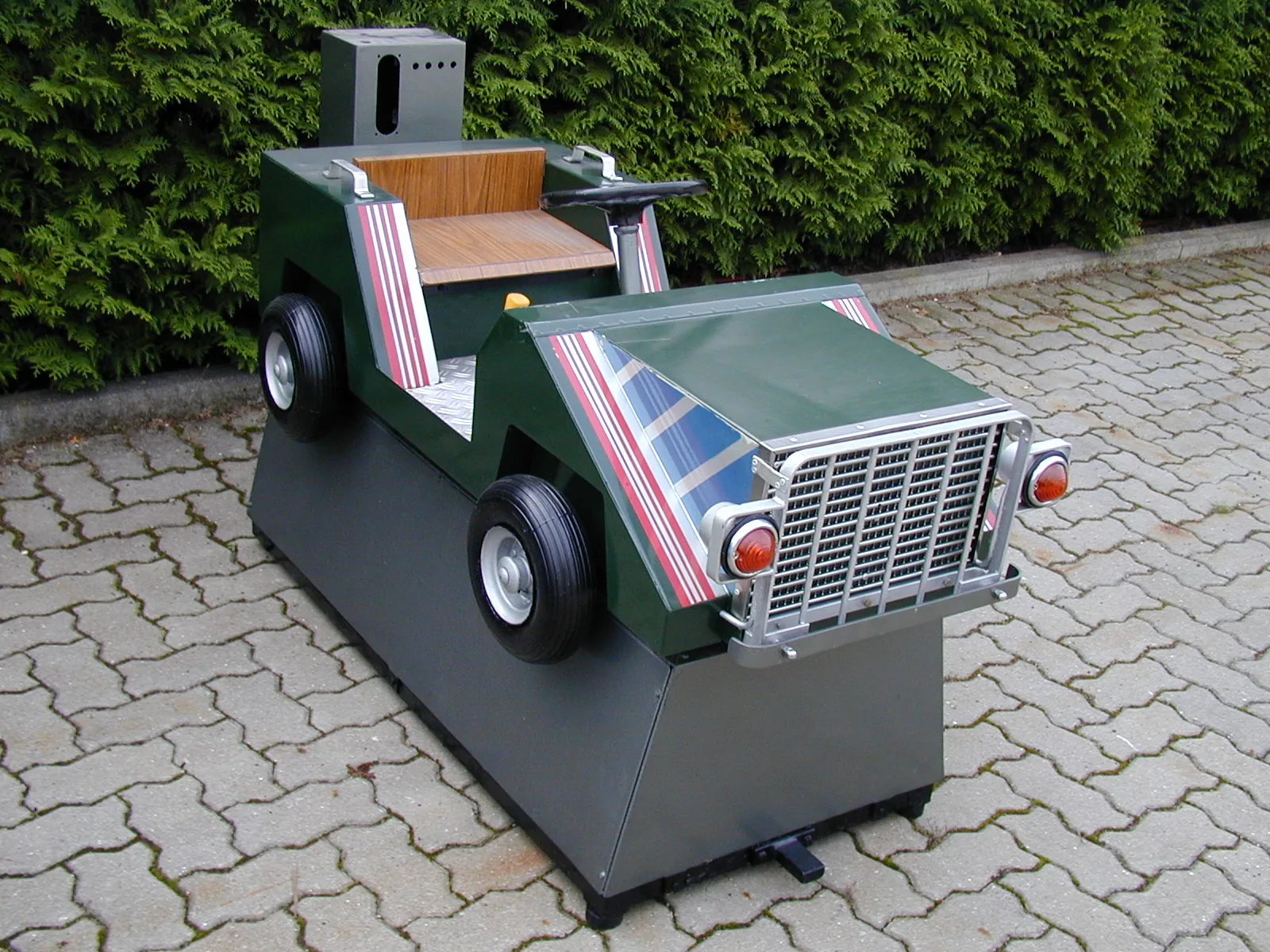 Restaurierter grüner Jeep