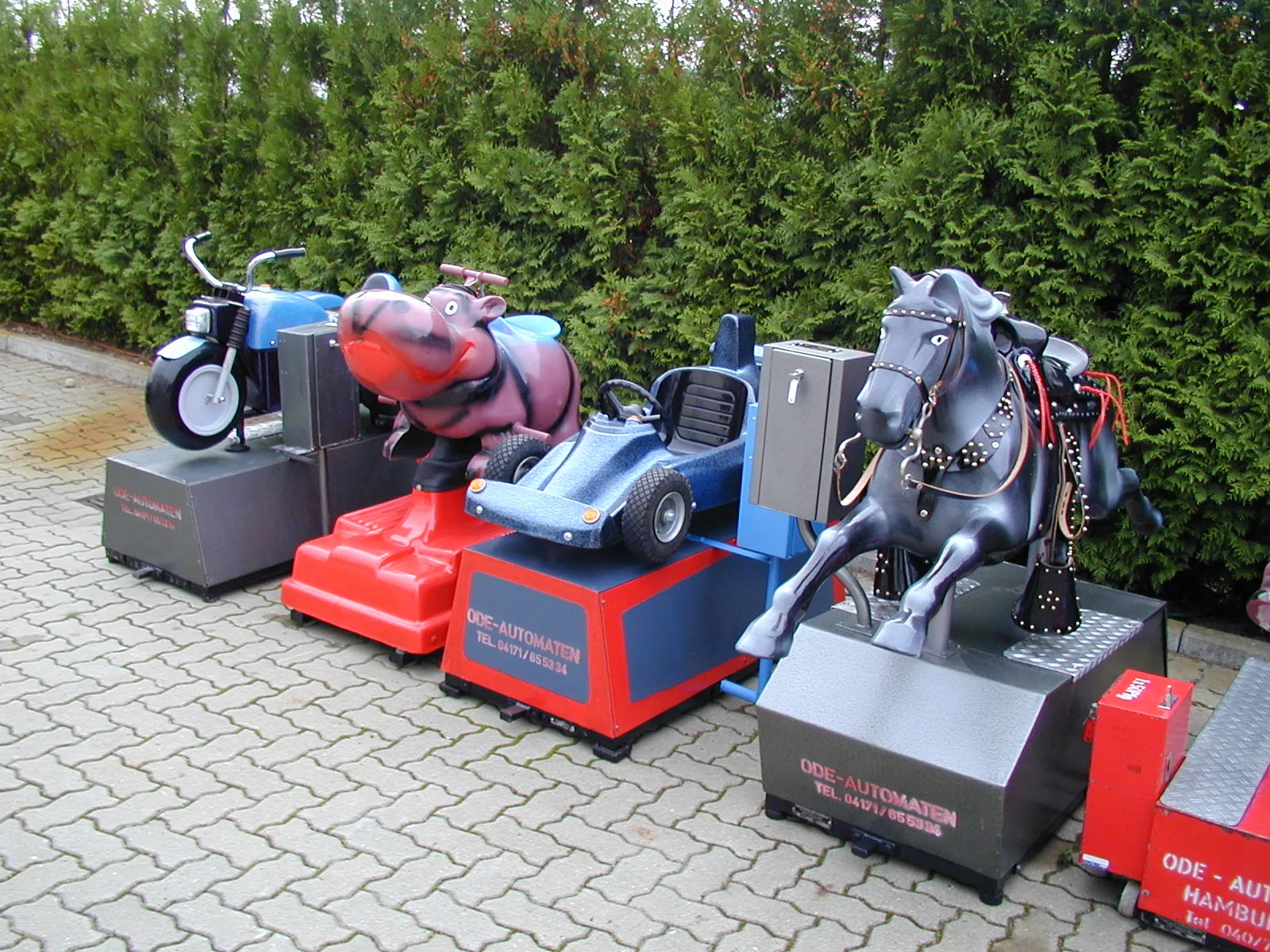 Motorrad, Nilpferd und Pferd