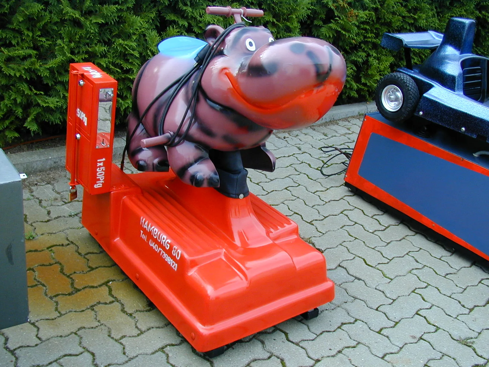 Rotes Nilpferd Fahrgeschäft